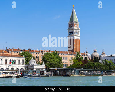 Canal Grande che guarda verso il Campanile di San Marco a Venezia, Italia con spazio per le copie Foto Stock