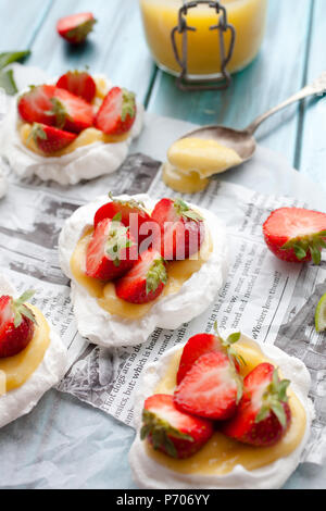 Mini pavlovas con fragole e calce Foto Stock