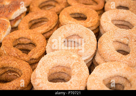 Gli anelli di simit, un pane di forma circolare con semi di sesamo - cibo turco - Foto Stock