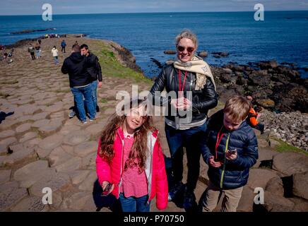 21/06/2018. Irlanda del Nord, Regno Unito. Il Giants Causeway in Irlanda del Nord.Foto di Andrew Parsons/ Parsons Media Ltd Foto Stock