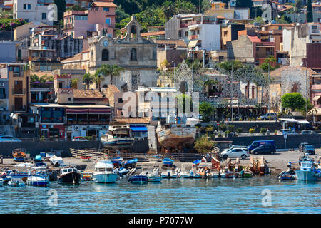 ACI TREZZA, Italia - 13 giugno 2017: Marina dei Ciclopi imbarcazioni del porto. Isola Lachea ciclopiche sulla costa e le isole dei ciclopi dietro (Italia, Sic Foto Stock