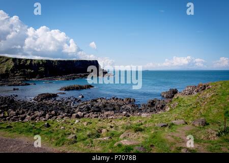 21/06/2018. Irlanda del Nord, Regno Unito. Il Giants Causeway in Irlanda del Nord.Foto di Andrew Parsons/ Parsons Media Ltd Foto Stock