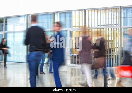 Sagome di persone che camminano in edificio per uffici Foto Stock