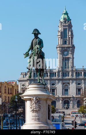 Porto, Portogallo, maggio - 15, 2016: il monumento del re Pedro IV sulla Piazza Liberdade. Foto Stock