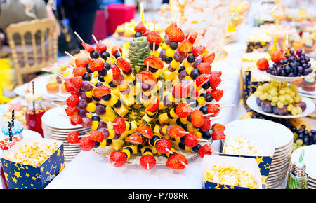 Frutta fresca su spiedini Foto Stock