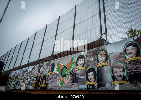 21/06/2018. Irlanda del Nord, Regno Unito. L'Irlanda del Nord. Foto scattata Aprile 28th, 2018. Belfast, Irlanda del Nord, Martiri di Clonard memorial garden, Belfast, Irlanda del Nord. Posto vicino alla linea di pace' dall'area lealisti di Shankill. Tutta la casa è in una gabbia di protezione contro obiettivi che vengono gettati oltre il muro. .Foto di Andrew Parsons/ Parsons Media Ltd Foto Stock