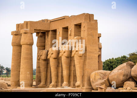 Egitto Luxor, West Bank, il tempio di Ramessess 11 noto come il Ramesseum, caduti colossi nel primo cortile Foto Stock