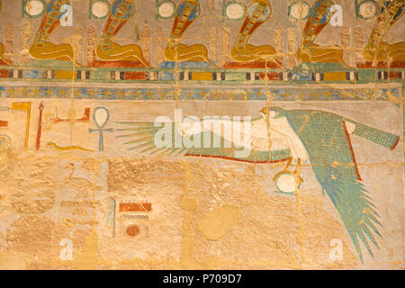 Egitto Luxor, West Bank, Deir al Bahri, rilievi nella cappella inferiore di Anubis presso il Tempio di Hatshepsut noto anche come Djeser-Djeseru, il Santo dei santi Foto Stock