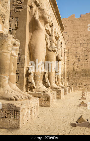 Egitto Luxor, West Bank, il tempio di Ramesses 111 a Medinet Habu, la seconda corte Foto Stock