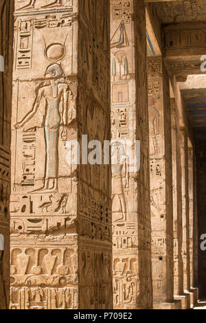 Egitto Luxor, West Bank, il tempio di Ramesses 111 a Medinet Habu, colonne nel portico della seconda corte Foto Stock