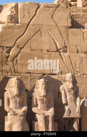 Egitto Luxor Tempio di Karnak, Colossi nel tempio di Amon Foto Stock