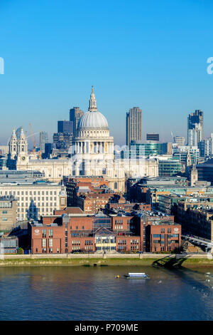 Regno Unito, Inghilterra, Londra. La Cattedrale di St Paul e gli edifici nel centro di Londra lungo il Tamigi. Foto Stock