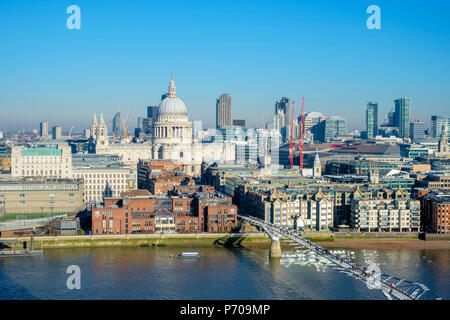 Regno Unito, Inghilterra, Londra. La Cattedrale di St Paul, edifici nel centro di Londra, e Millennium Bridge sul fiume Tamigi. Foto Stock
