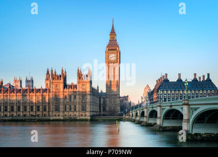 Regno Unito, Inghilterra, Londra. Westminster Bridge, Palazzo di Westminster e la torre dell orologio del Big Ben (Elizabeth Torre), all'alba. Foto Stock