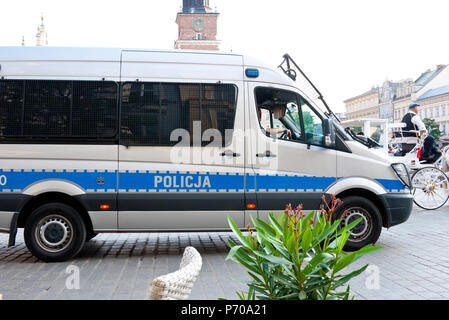 Polizia polacca van pattugliano la piazza principale di Cracovia in Polonia. L'Europa. Foto Stock