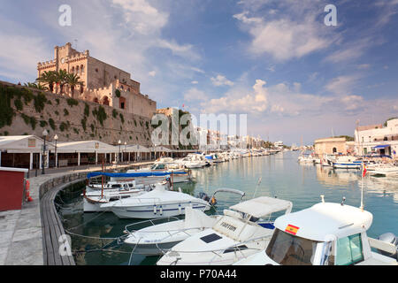 Isole Baleari Spagna, Menorca, Ciutadella, storico Porto Vecchio e il centro della città vecchia Foto Stock