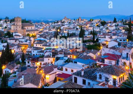 Spagna, Andalusia provincia di Granada, Granada, Sacromonte e Albaicin distretti, sinistra è la Iglesia del Salvador ( Chiesa del Salvatore), Iglesia de San Cristobal (Chiesa di San Cristoforo) e a destra la Iglesia de San Bartolome (Chiesa di Bartolomeo). Foto Stock