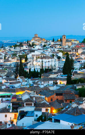 Spagna, Andalusia provincia di Granada, Granada, Sacromonte e Albaicin distretti, centro è la Iglesia de San Cristobal (Chiesa di San Cristoforo) e a destra la Iglesia de San Bartolome (Chiesa di Bartolomeo). Foto Stock