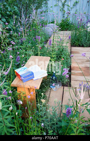RHS Hampton Palace Flower Show, 2018. Il Southend giovani delinquenti " un posto per pensare' giardino, progettato da James Callicott e Terry Wagstaff Foto Stock