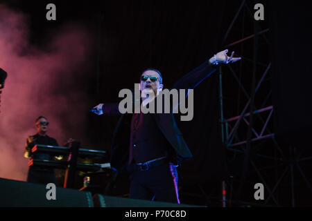 Il Barolo, Italia. 02Luglio, 2018. Depeche Mode eseguire live per l'unica manifestazione italiana in Barolo Credito: Daniele Baldi/Pacific Press/Alamy Live News Foto Stock