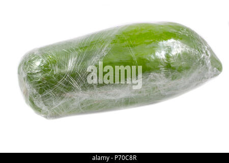 Fresco verde papaia avvolte nel cellophane in plastica avvolgere su sfondo bianco / verde papaia in involucro di plastica per la freschezza. Foto Stock