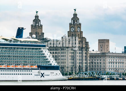 Vista delle torri dell'orologio dell'edificio Royal Liver con gli Uccelli Liver e gli orologi più grandi del Regno Unito, la nave da crociera Celebrity, Pier Head, Liverpool, Inghilterra, Regno Unito Foto Stock