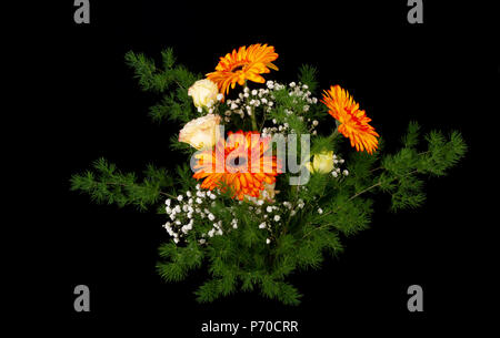 Bouquet di fiori luminosi isolati su nero. Professional composizioni floreali. Foto Stock