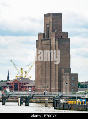 Stark degli anni Trenta in stile Art Déco dell'albero di ventilazione per il Tunnel di Queensway, Liverpool, England, Regno Unito Foto Stock