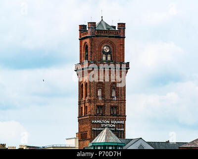 Vista di mattoni rossi torre in stile vittoriano di Hamilton si piazza Stazione Ferroviaria, Birkenhead, Merseyside England, Regno Unito Foto Stock