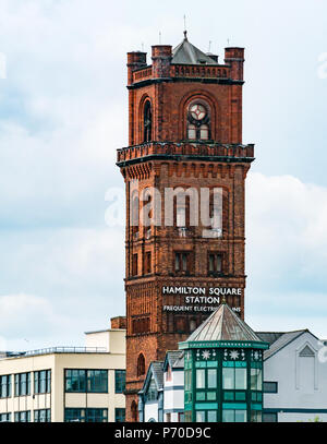 Vista di mattoni rossi torre in stile vittoriano di Hamilton si piazza Stazione Ferroviaria, Birkenhead, Merseyside England, Regno Unito Foto Stock