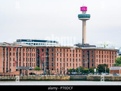 St John's Beacon Radio City torre di osservazione e Albert Dock magazzini, convertiti in appartamenti, Riverside, Liverpool, England, Regno Unito Foto Stock