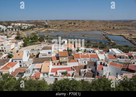 Vista dal castello di Castro Marim sulla città, campi salines e il confine con la Spagna. Blue sky. Castro Marim, Algarve, PORTOGALLO Foto Stock