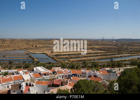 Vista dal castello di Castro Marim sulla città, campi salines e il confine con la Spagna. Blue sky. Castro Marim, Algarve, PORTOGALLO Foto Stock