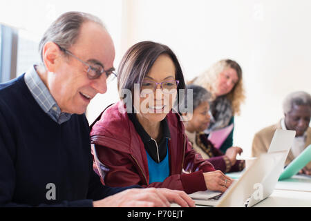 Senior business persone utilizzando laptop in sala conferenza incontro Foto Stock