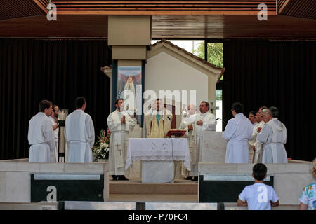 Fatima, Portogallo - Luglio 5, 2010: Cerimoniali Santa Messa presso il Santuario di Fatima, Portogallo, vicino alla Cappella delle Apparizioni, con la presenza di server Foto Stock