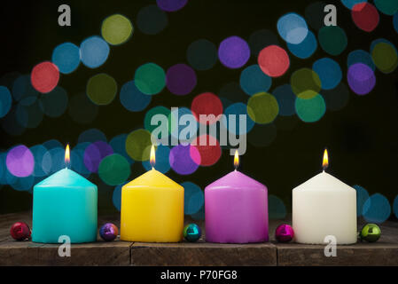 Multicolore di candele accese con bokeh su sfondo nero.Concetto di Anno Nuovo e Xmas Foto Stock