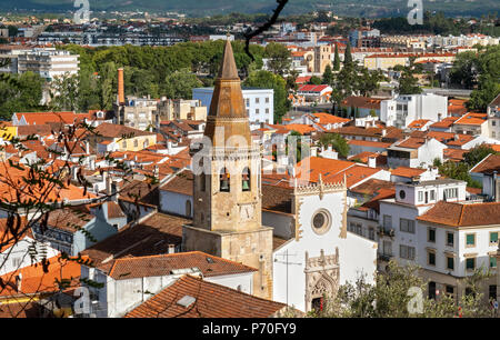 Città vecchia con la guglia di San Giovanni Battista a Tomar. Ribatejo, Portogallo Foto Stock