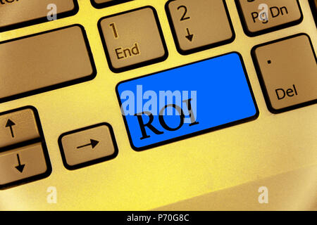 La scrittura della nota mostra il ROI. Business photo vetrina Ritorno sugli investimenti misura delle prestazioni guadagna la crescita aziendale tastiera tasto marrone giallo co portatile Foto Stock