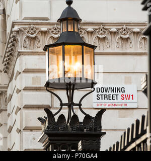 London, Regno Unito - 20 Novembre 2013: Il segno iconico per Dowing Street, Westminster. Il numero 10 è la residenza ufficiale del Primo Ministro. A Londra Foto Stock