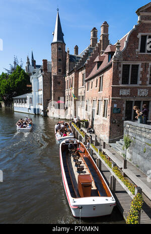 Tourist viaggio in barca sul canale, Bruges, Belgio Foto Stock