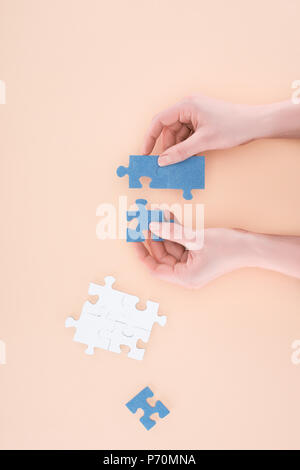 Immagine ritagliata di imprenditrice assemblaggio di puzzle isolato sul beige, concetto di business Foto Stock