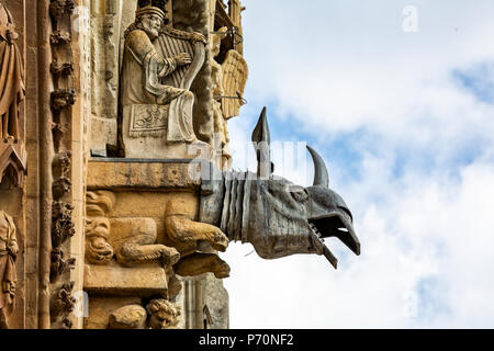 Close up di insolita gargoyle sulla parte anteriore della cattedrale di Reims prese a Reims, Borgogna, in Francia il 29 giugno 2018 Foto Stock