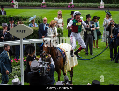 Il primo giorno di Royal Ascot in Inghilterra ha celebrato da British Royalty quando Top Jockey Frankie Dettori vince il St James Palace Stakes. Foto Stock