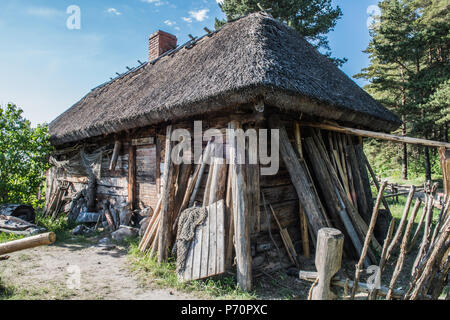 Casa del pescatore, vecchia casa in legno. Lettonia Foto Stock