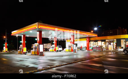 Gas di benzina stazione stazione con le luci della notte Foto Stock