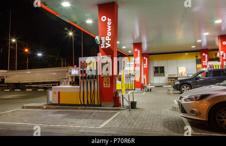 La benzina gas station con le luci della notte Foto Stock