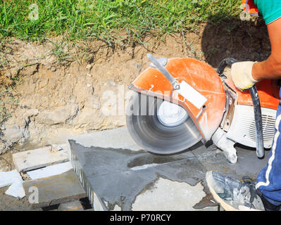 Lavoratore con smerigliatrice angolare Foto Stock