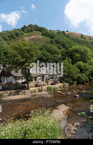 Fingle bridge, Drewsteignton, Devon, Inghilterra England Regno Unito. Il Fingle Bridge inn un popolare pub sulle rive del fiume Teign, Parco Nazionale di Dartmoor Foto Stock