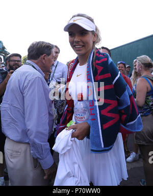 Katie Boulter esce dalla Corte 14 dopo la sua vittoria contro Veronica Cepede Royg il secondo giorno dei Campionati di Wimbledon all'All England Lawn Tennis and Croquet Club di Wimbledon. PREMERE ASSOCIAZIONE foto. Data immagine: Martedì 3 luglio 2018. Vedi PA storia TENNIS Wimbledon. Il credito fotografico dovrebbe essere: Steven Paston/PA Wire. Foto Stock