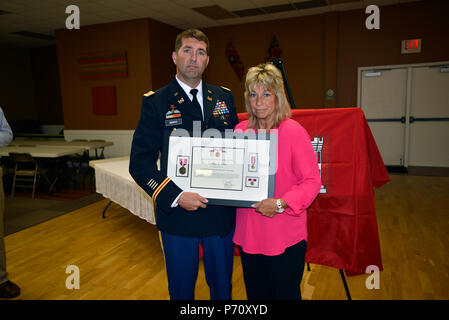 Lt. Col. Stephen Murphy, U.S. Esercito di ingegneri Nashville District commander, presenta Debbie Ellis, moglie dell'ex U.S. Esercito di ingegneri Kentucky bloccare resident engineer George A. (Tony) Ellis con un postumo civile Superior Service Award. La US Highway 62 ponte attraverso il Fiume Tennessee sotto il Kentucky diga fu ribattezzato in memoria e in onore di Maggio 30, 2017. Foto Stock